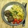 Boulettes de boeuf à l'orientale* , sauce blanche*, linguine, tomates cerises rôties, citron, persil frisé