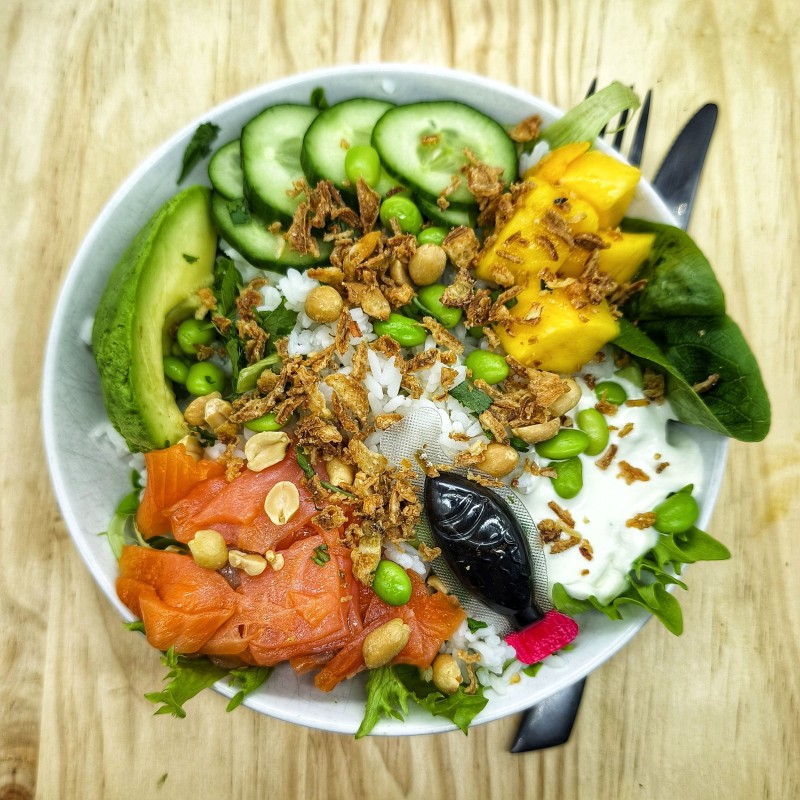 Poke bowl truite fumée