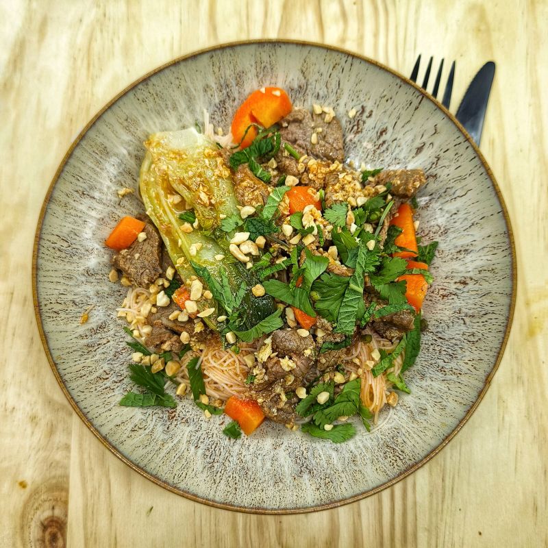 Pad thaï de bœuf, vermicelles de riz sautés aux légumes*, cacahuètes et coriandre
