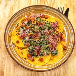 Ravioles aux aubergines et tomates confites, crémeux d'épinard, pancetta grillée et noisettes torréfiées