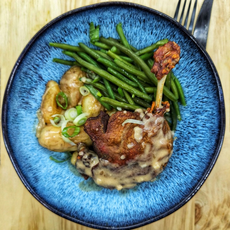 Confit de canard, haricots verts et pomme de terre grenaille persillées