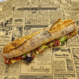 Sandwich Belfortin :  jambon sec, cheddar, pesto tomate, salade
