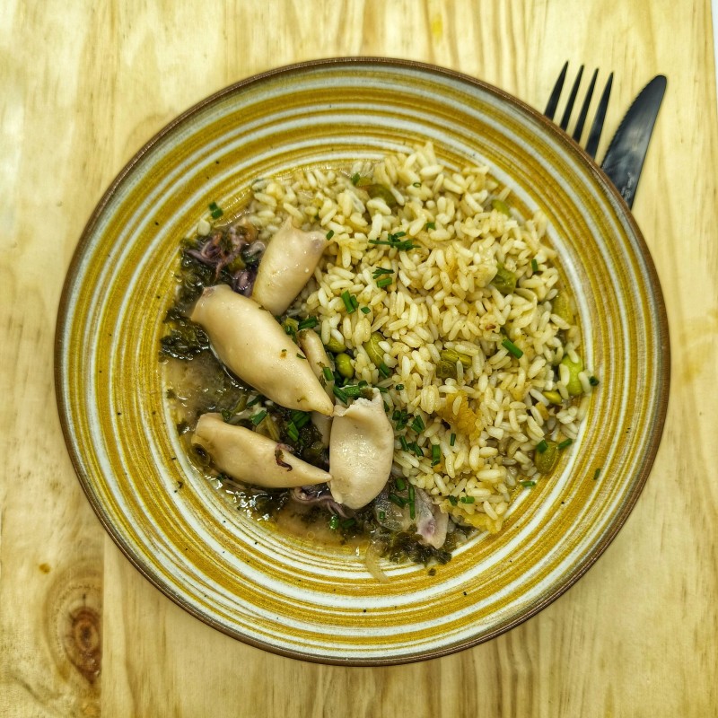 Chipirons persillés, jus aux herbes, riz pilaf aux fèves