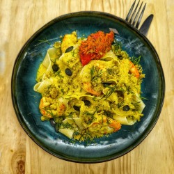 Gambas au curry et a l'aneth, crumble au pesto vert* et papardelles