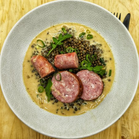 Saucisse de Morteau jus moutardé et lentilles vertes aux oignons