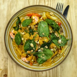Crevettes au lait de coco et curry, wok de légumes, jeunes pousses d'épinards, cajou, menthe et riz