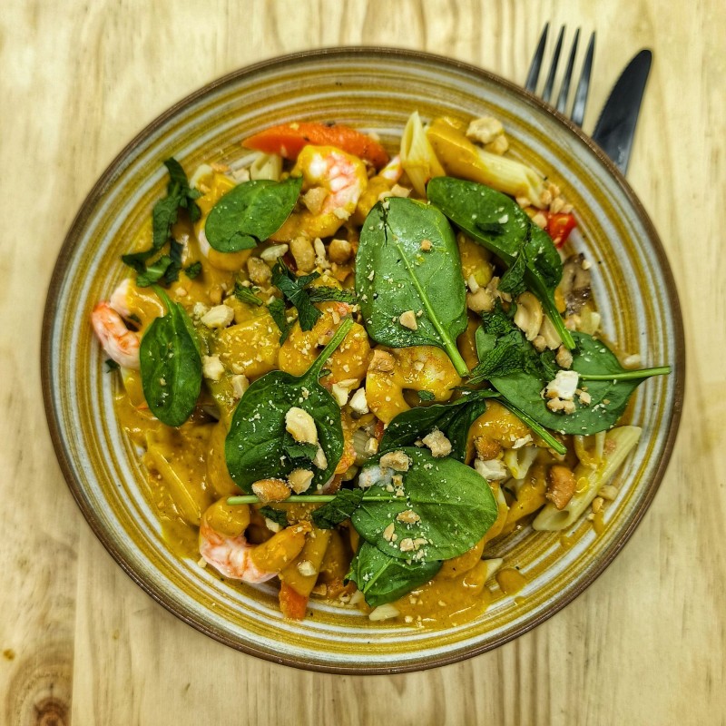 Crevettes au lait de coco et curry, wok de légumes, jeunes pousses d'épinards, cajou, menthe et riz