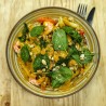 Crevettes au lait de coco et curry, wok de légumes, jeunes pousses d'épinards, cajou, menthe et riz