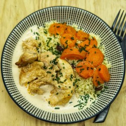 Emincé de poulet crème de gingembre, carottes rôties, semoule aux raisins secs