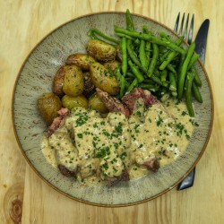 Émincé de bœuf à la sauce dijonnaise*, haricots verts et pomme de terre grenaille persillées