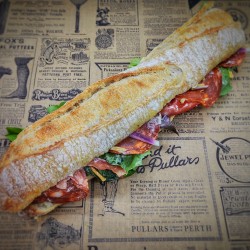 Sandwich Caramba : Chorizo, crème tomatade, emmental,  tomate, salade,