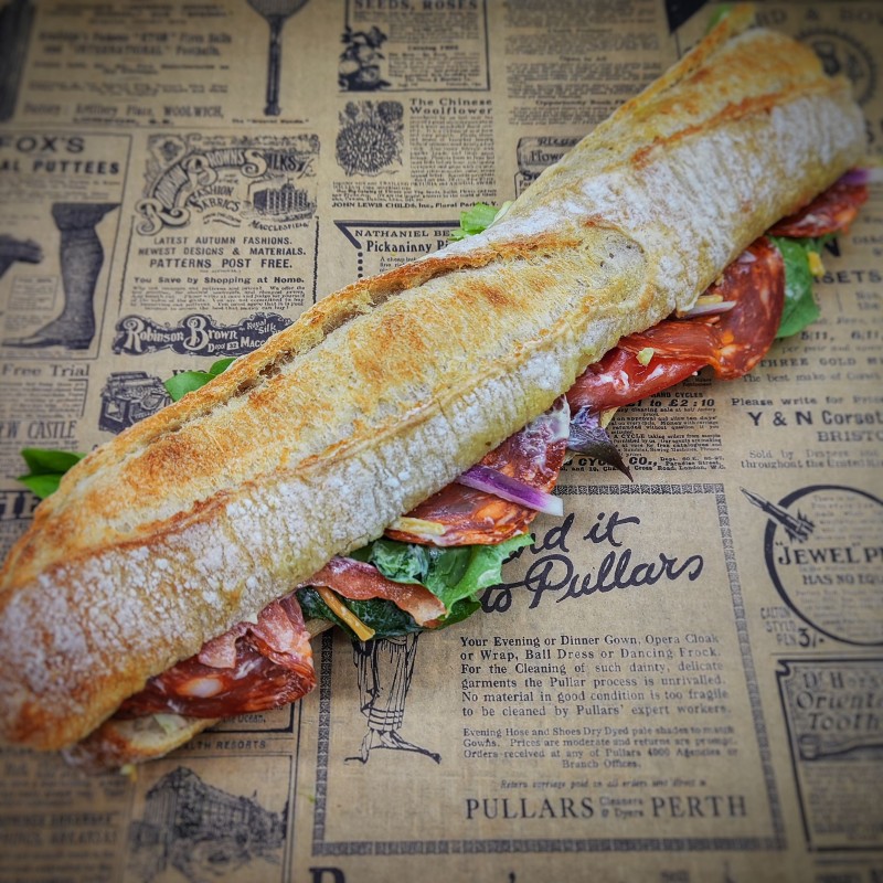 Sandwich Caramba : Chorizo, crème tomatade, emmental,  tomate, salade,