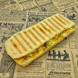 Panini, poulet curry, crème curry, cheddar, oignons, tomate