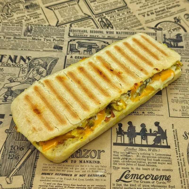 Panini, poulet curry, crème curry, cheddar, oignons, tomate