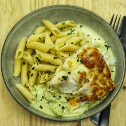Merlu gratiné à la sauce pesto basilic, jambon cru, mozzarella et pâtes