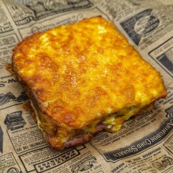 Croque au bœuf pastrami, cheddar au poivre, crème moutarde