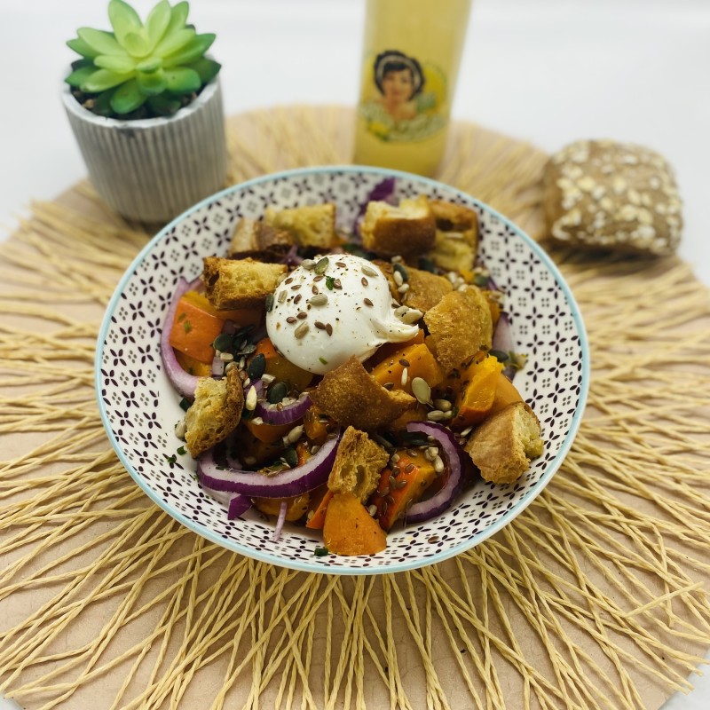 Panzanella : légumes rôtis à l'huile de noisettes, burratina, croutons et graines