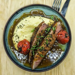 Magret de canard laqué Teriyaki* et polenta crémeuse, tomate cocktail confite au four