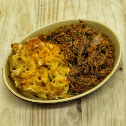 Effiloché de boeuf à la Texane*, gratin de pâtes mac and cheese au bacon