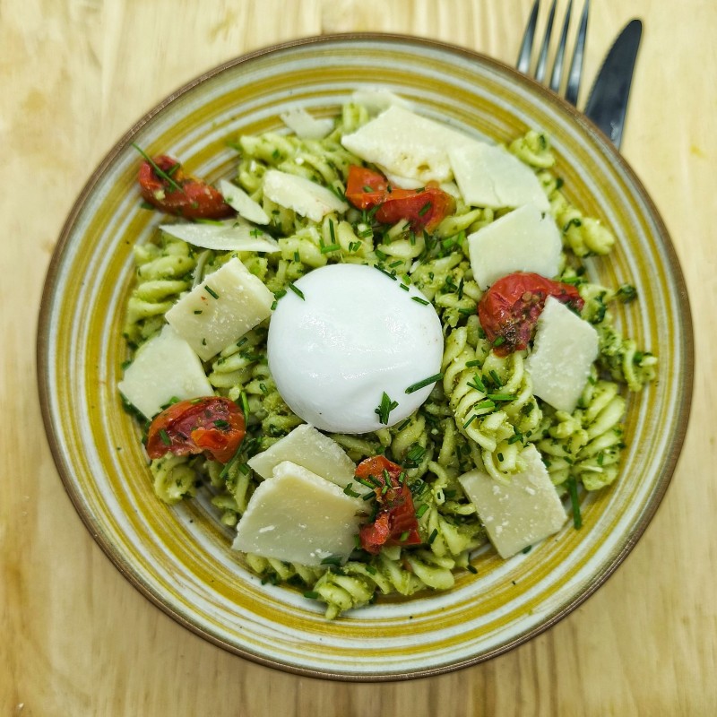 VG : Pâtes au pesto vert maison, burratina, tomates confites, pignons et parmesan moulu