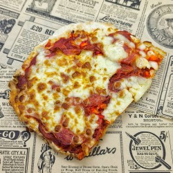 Pinsa au chorizo, sauce tomate, oignons confits, poivrons, mozzarella