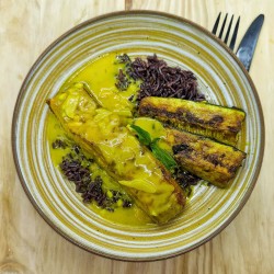 Saumon grillé mariné au saté*, riz rouge, courgette au curry et basilic thai