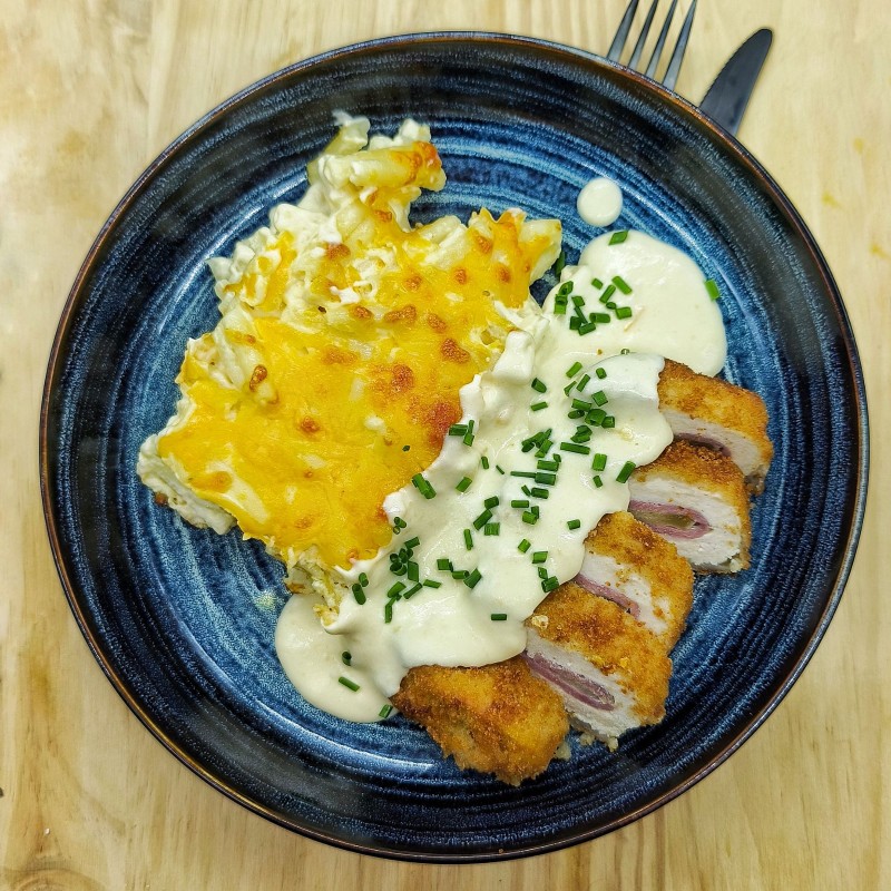 Cordon bleu* crème fromagère et gratin de macaroni aux tomates confites