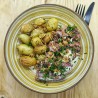 Emincé de boeuf sauce gorgonzola, pomme de terre grenaille, oignon frit, ciboulette