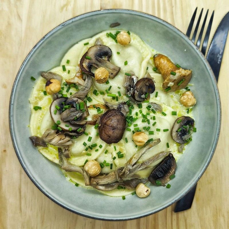 Ravioles cèpes & mozzarella, créme de girolles, fricassée de champignons*, noisette, ciboulette