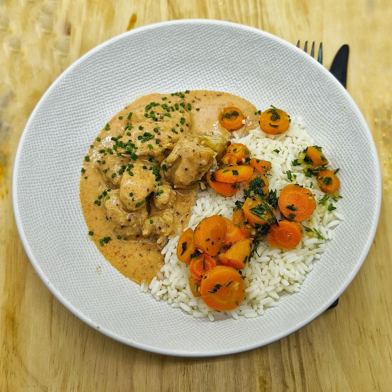 Sauté de poulet à la moutarde de Meaux et paprika fumé, riz et carottes persillées