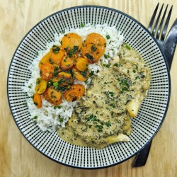 Aiguillettes de poulet, crème aux champignons, carotte en persillade et riz