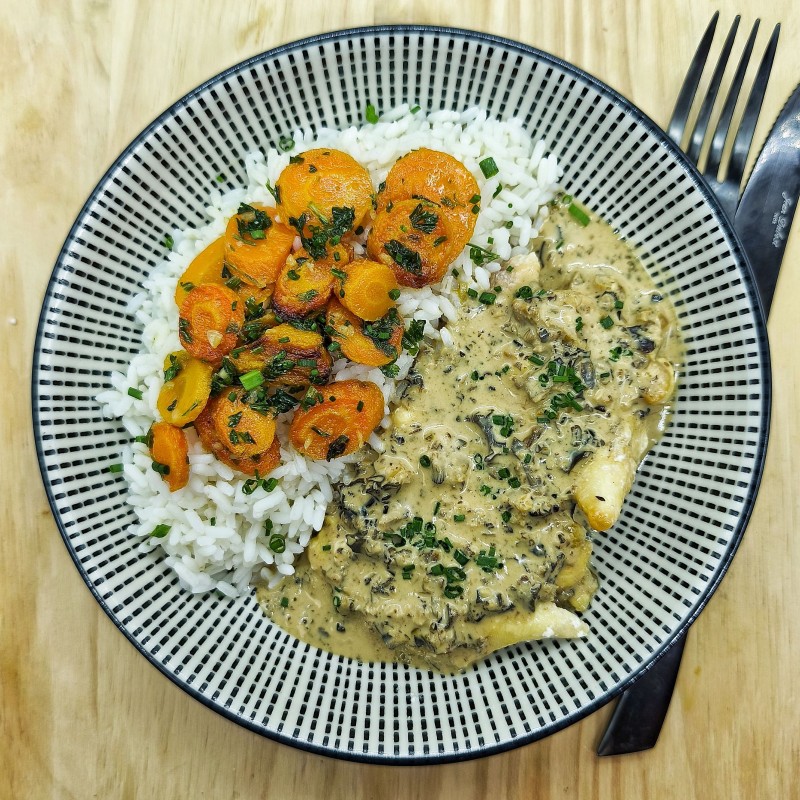 Aiguillettes de poulet, crème aux champignons, carotte en persillade et riz