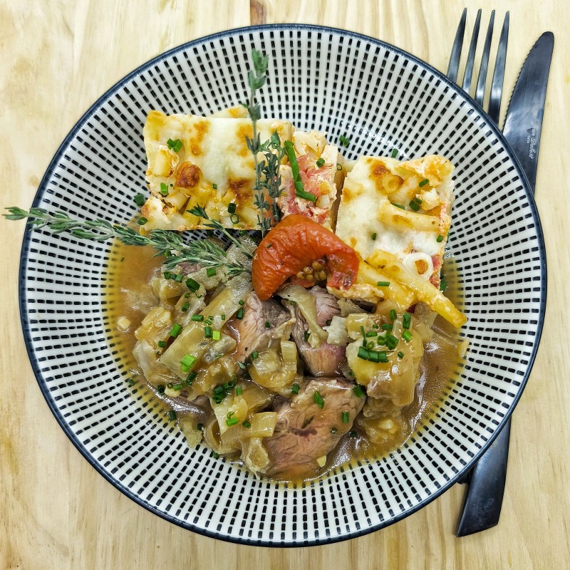 Onglet de veau et son jus, compotée d'échalotes,  et gratin de macaroni aux tomates confites