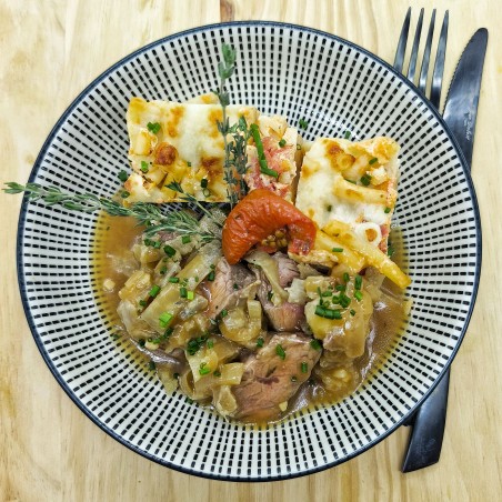 Onglet de veau et son jus, compotée d'échalotes,  et gratin de macaroni aux tomates confites