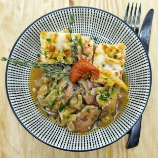 Onglet de veau et son jus, compotée d'échalotes,  et gratin de macaroni aux tomates confites