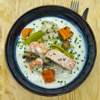 Blanquette de poisson (merlu, saumon et crevettes) riz et légumes*