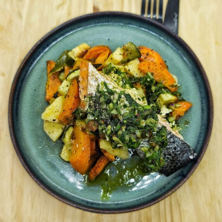 Saumon rôti, sauce vierge, fricassée de légumes frais*