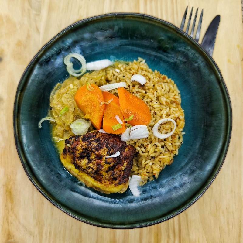 Haut de cuisse de poulet rôti, yassa aux oignons, carottes et riz pilaf