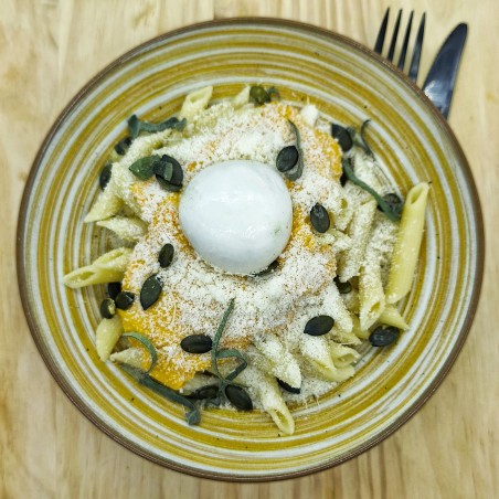 VG : Pâtes à la crème de potimarron, burrata, graines de courges, parmesan, feuille de sauge