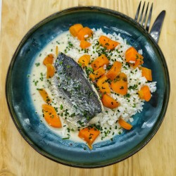 Pavé de merlu sauce moutarde à l'ancienne et riz et carottes