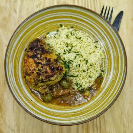 Haut de cuisse de poulet mariné à la moutarde, sauce aux dattes*, semoule aux herbes