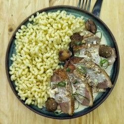 Magret de canard grillé, sauce au Chaource, coquillettes aux châtaignes rôties et cebettes