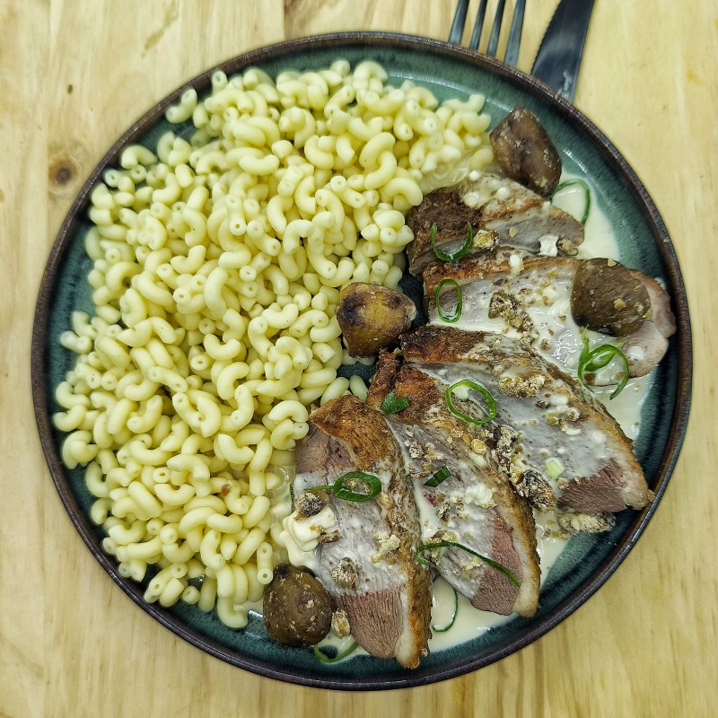 Magret de canard grillé, sauce au Chaource, coquillettes aux châtaignes rôties et cebettes