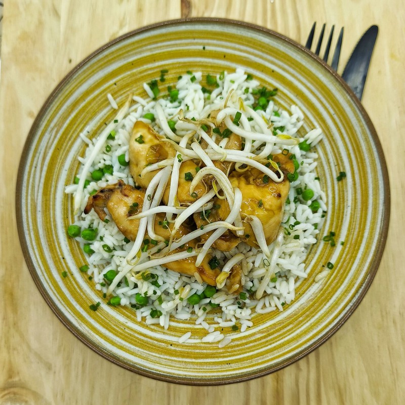 Poulet sauce teriyaki, riz aux petits pois et pousses de soja