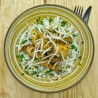 Poulet sauce teriyaki, riz aux petits pois et pousses de soja