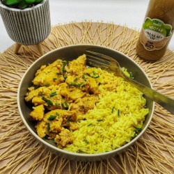 Poulet sauce cacahuètes et riz jaune aux petit pois