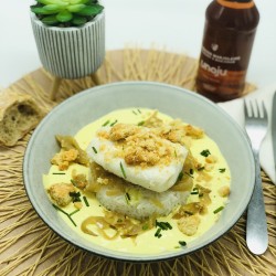 Cabillaud en croûte d'amande sauce safranée et riz aux oignons confits